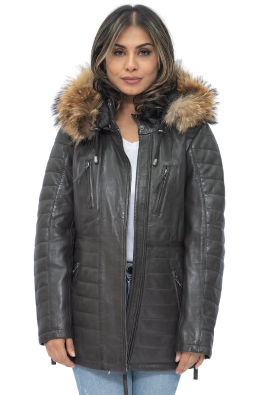 Diese schmal geschnittene Parka-Jacke ist eine tolle Wahl für kälteres Wetter. Sie verfügt über eine abnehmbare Kapuze mit Pelzbesatz, die Sie nicht nur warm hält, sondern diesem Stück auch einen ausgelassenen Look verleiht. Die Vorderseite der Jacke ist mit vier Reißverschlusstaschen ausgestattet, die zum einfachen Öffnen mit Laschen versehen sind. Zusätzliche Steppdetails finden sich auch an den Jackenärmeln und an der Taille für ein luxuriöses Design, das die glatte Ästhetik unseres Premium-Nappa-Finishs unterstreicht. Ein hoher Kragen, der mit Druckknöpfen geschlossen werden kann, rundet die Jacke ab und ist eine schicke Ergänzung Ihrer Wintergarderobe. • 100 % hochwertiges, ultraweiches Nappaleder. • Mit abnehmbarer Fellkapuze, vier Reißverschlusstaschen und Reißverschlussbündchen. • Hoher Stehkragen mit Steppdetails am Jackenbund und an den Ärmeln