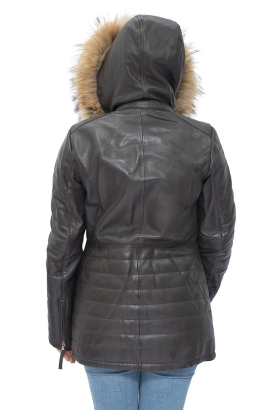 Diese schmal geschnittene Parka-Jacke ist eine tolle Wahl für kälteres Wetter. Sie verfügt über eine abnehmbare Kapuze mit Pelzbesatz, die Sie nicht nur warm hält, sondern diesem Stück auch einen ausgelassenen Look verleiht. Die Vorderseite der Jacke ist mit vier Reißverschlusstaschen ausgestattet, die zum einfachen Öffnen mit Laschen versehen sind. Zusätzliche Steppdetails finden sich auch an den Jackenärmeln und an der Taille für ein luxuriöses Design, das die glatte Ästhetik unseres Premium-Nappa-Finishs unterstreicht. Ein hoher Kragen, der mit Druckknöpfen geschlossen werden kann, rundet die Jacke ab und ist eine schicke Ergänzung Ihrer Wintergarderobe. • 100 % hochwertiges, ultraweiches Nappaleder. • Mit abnehmbarer Fellkapuze, vier Reißverschlusstaschen und Reißverschlussbündchen. • Hoher Stehkragen mit Steppdetails am Jackenbund und an den Ärmeln