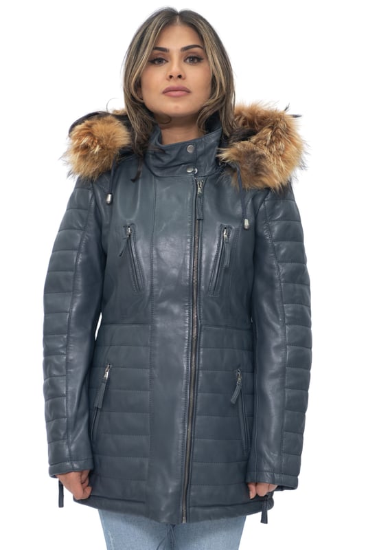 Esta parka de corte ajustado es una gran opción para el clima más frío, con una capucha de piel desmontable que no solo te mantiene abrigado sino que le da un aspecto exuberante a esta prenda. La parte delantera de la chaqueta está equipada con cuatro bolsillos con cremallera que tienen lengüetas para abrirlos fácilmente; también se pueden encontrar detalles acolchados adicionales en las mangas y la cintura de la chaqueta para un diseño lujoso que acentúa la estética suave proporcionada por nuestro acabado de napa premium. Un cuello alto que se puede abrochar con botones a presión redondea esta chaqueta, que la convierte en una excelente incorporación elegante a tu guardarropa de invierno. • 100 % piel de napa ultra suave de primera calidad • Cuenta con capucha de piel desmontable, cuatro bolsillos con cremallera y puños con cremallera • Cuello alto con detalles acolchados en la cintura y las mangas de la chaqueta