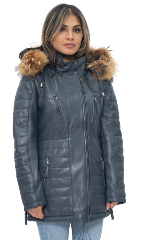 Esta parka de corte ajustado es una gran opción para el clima más frío, con una capucha de piel desmontable que no solo te mantiene abrigado sino que le da un aspecto exuberante a esta prenda. La parte delantera de la chaqueta está equipada con cuatro bolsillos con cremallera que tienen lengüetas para abrirlos fácilmente; también se pueden encontrar detalles acolchados adicionales en las mangas y la cintura de la chaqueta para un diseño lujoso que acentúa la estética suave proporcionada por nuestro acabado de napa premium. Un cuello alto que se puede abrochar con botones a presión redondea esta chaqueta, que la convierte en una excelente incorporación elegante a tu guardarropa de invierno. • 100 % piel de napa ultra suave de primera calidad • Cuenta con capucha de piel desmontable, cuatro bolsillos con cremallera y puños con cremallera • Cuello alto con detalles acolchados en la cintura y las mangas de la chaqueta