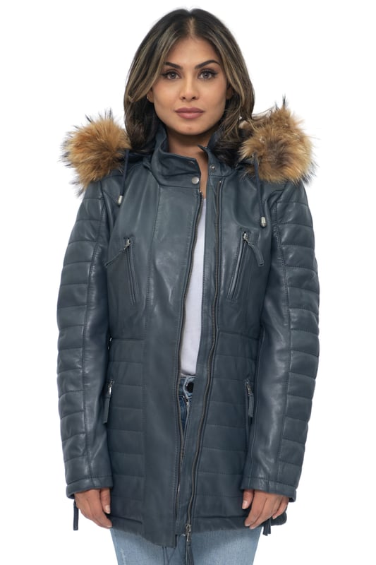 Esta parka de corte ajustado es una gran opción para el clima más frío, con una capucha de piel desmontable que no solo te mantiene abrigado sino que le da un aspecto exuberante a esta prenda. La parte delantera de la chaqueta está equipada con cuatro bolsillos con cremallera que tienen lengüetas para abrirlos fácilmente; también se pueden encontrar detalles acolchados adicionales en las mangas y la cintura de la chaqueta para un diseño lujoso que acentúa la estética suave proporcionada por nuestro acabado de napa premium. Un cuello alto que se puede abrochar con botones a presión redondea esta chaqueta, que la convierte en una excelente incorporación elegante a tu guardarropa de invierno. • 100 % piel de napa ultra suave de primera calidad • Cuenta con capucha de piel desmontable, cuatro bolsillos con cremallera y puños con cremallera • Cuello alto con detalles acolchados en la cintura y las mangas de la chaqueta