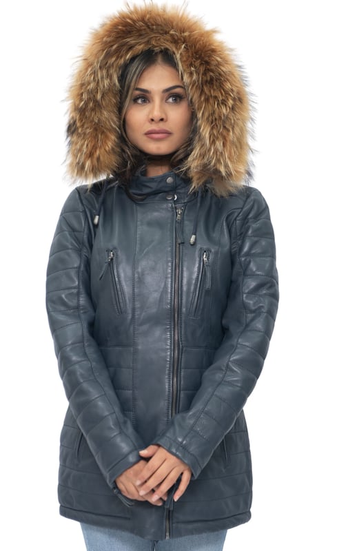 Esta parka de corte ajustado es una gran opción para el clima más frío, con una capucha de piel desmontable que no solo te mantiene abrigado sino que le da un aspecto exuberante a esta prenda. La parte delantera de la chaqueta está equipada con cuatro bolsillos con cremallera que tienen lengüetas para abrirlos fácilmente; también se pueden encontrar detalles acolchados adicionales en las mangas y la cintura de la chaqueta para un diseño lujoso que acentúa la estética suave proporcionada por nuestro acabado de napa premium. Un cuello alto que se puede abrochar con botones a presión redondea esta chaqueta, que la convierte en una excelente incorporación elegante a tu guardarropa de invierno. • 100 % piel de napa ultra suave de primera calidad • Cuenta con capucha de piel desmontable, cuatro bolsillos con cremallera y puños con cremallera • Cuello alto con detalles acolchados en la cintura y las mangas de la chaqueta