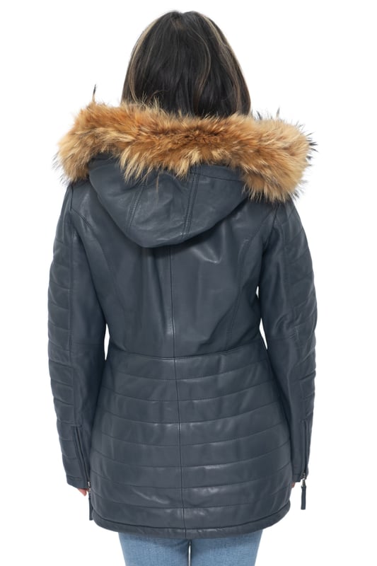 Esta parka de corte ajustado es una gran opción para el clima más frío, con una capucha de piel desmontable que no solo te mantiene abrigado sino que le da un aspecto exuberante a esta prenda. La parte delantera de la chaqueta está equipada con cuatro bolsillos con cremallera que tienen lengüetas para abrirlos fácilmente; también se pueden encontrar detalles acolchados adicionales en las mangas y la cintura de la chaqueta para un diseño lujoso que acentúa la estética suave proporcionada por nuestro acabado de napa premium. Un cuello alto que se puede abrochar con botones a presión redondea esta chaqueta, que la convierte en una excelente incorporación elegante a tu guardarropa de invierno. • 100 % piel de napa ultra suave de primera calidad • Cuenta con capucha de piel desmontable, cuatro bolsillos con cremallera y puños con cremallera • Cuello alto con detalles acolchados en la cintura y las mangas de la chaqueta