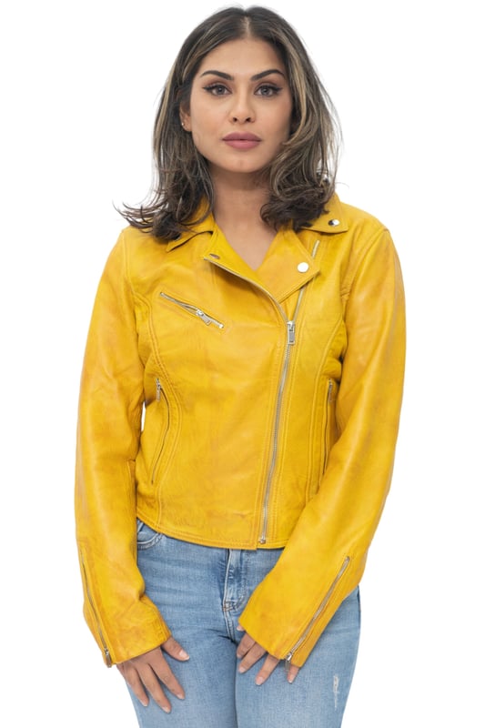 Esta chaqueta es una de nuestras más vendidas debido al atractivo atemporal de su diseño minimalista. Las características delanteras de la chaqueta se limitan a tres bolsillos sutiles que están equipados con cremalleras elaboradas con nuestro herraje de metal pulido a mano, lo que crea una estética discreta que la ha hecho tan popular. El estilo de la chaqueta se convirtió en icónico por Marlon Brando en los años 50 y es reconocible por el diseño cruzado que presenta una solapa ancha con muescas y una cremallera YKK descentrada. Esta chaqueta viene en una gama de colores para adaptarse a una variedad de preferencias, incluidos estilos atrevidos como amarillo, rojo y verde o, para looks más clásicos, negro, tostado y castaño, entre otros. • 100% piel de napa ultra suave de primera calidad • Corte ajustado y largo más corto • Equipada con cierre de cremallera YKK descentrado y solapa ancha con muescas • Cuenta con 3 bolsillos exteriores con cremallera y puños con cremallera