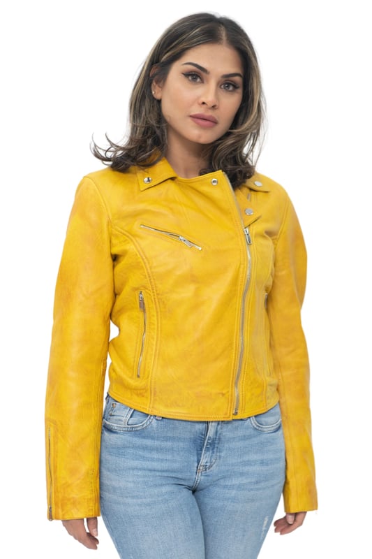 Esta chaqueta es una de nuestras más vendidas debido al atractivo atemporal de su diseño minimalista. Las características delanteras de la chaqueta se limitan a tres bolsillos sutiles que están equipados con cremalleras elaboradas con nuestro herraje de metal pulido a mano, lo que crea una estética discreta que la ha hecho tan popular. El estilo de la chaqueta se convirtió en icónico por Marlon Brando en los años 50 y es reconocible por el diseño cruzado que presenta una solapa ancha con muescas y una cremallera YKK descentrada. Esta chaqueta viene en una gama de colores para adaptarse a una variedad de preferencias, incluidos estilos atrevidos como amarillo, rojo y verde o, para looks más clásicos, negro, tostado y castaño, entre otros. • 100% piel de napa ultra suave de primera calidad • Corte ajustado y largo más corto • Equipada con cierre de cremallera YKK descentrado y solapa ancha con muescas • Cuenta con 3 bolsillos exteriores con cremallera y puños con cremallera