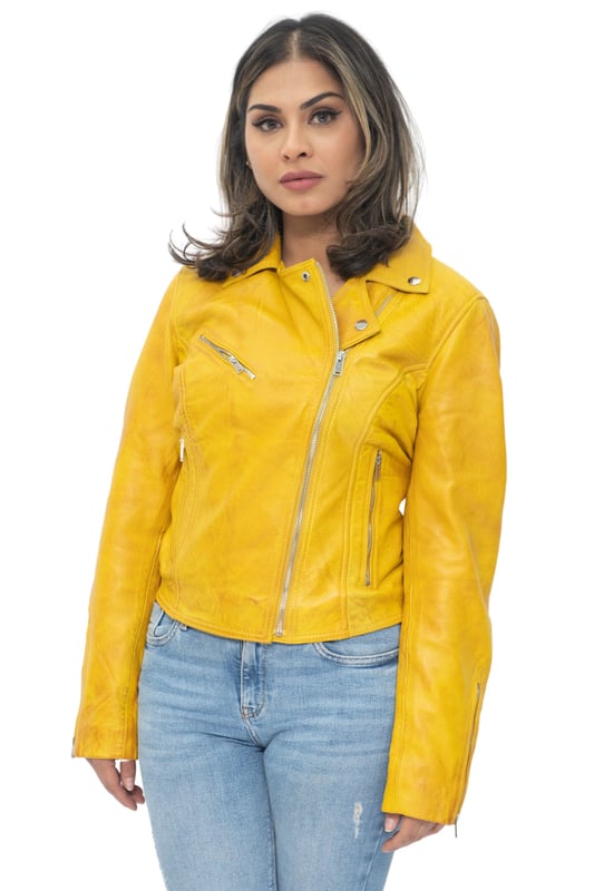 Esta chaqueta es una de nuestras más vendidas debido al atractivo atemporal de su diseño minimalista. Las características delanteras de la chaqueta se limitan a tres bolsillos sutiles que están equipados con cremalleras elaboradas con nuestro herraje de metal pulido a mano, lo que crea una estética discreta que la ha hecho tan popular. El estilo de la chaqueta se convirtió en icónico por Marlon Brando en los años 50 y es reconocible por el diseño cruzado que presenta una solapa ancha con muescas y una cremallera YKK descentrada. Esta chaqueta viene en una gama de colores para adaptarse a una variedad de preferencias, incluidos estilos atrevidos como amarillo, rojo y verde o, para looks más clásicos, negro, tostado y castaño, entre otros. • 100% piel de napa ultra suave de primera calidad • Corte ajustado y largo más corto • Equipada con cierre de cremallera YKK descentrado y solapa ancha con muescas • Cuenta con 3 bolsillos exteriores con cremallera y puños con cremallera