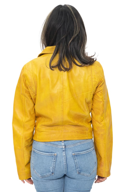Esta chaqueta es una de nuestras más vendidas debido al atractivo atemporal de su diseño minimalista. Las características delanteras de la chaqueta se limitan a tres bolsillos sutiles que están equipados con cremalleras elaboradas con nuestro herraje de metal pulido a mano, lo que crea una estética discreta que la ha hecho tan popular. El estilo de la chaqueta se convirtió en icónico por Marlon Brando en los años 50 y es reconocible por el diseño cruzado que presenta una solapa ancha con muescas y una cremallera YKK descentrada. Esta chaqueta viene en una gama de colores para adaptarse a una variedad de preferencias, incluidos estilos atrevidos como amarillo, rojo y verde o, para looks más clásicos, negro, tostado y castaño, entre otros. • 100% piel de napa ultra suave de primera calidad • Corte ajustado y largo más corto • Equipada con cierre de cremallera YKK descentrado y solapa ancha con muescas • Cuenta con 3 bolsillos exteriores con cremallera y puños con cremallera
