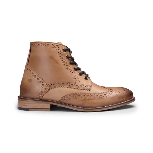 Onze prachtige Gatsby is de elegante veterlaars die elke man nodig heeft voor zijn garderobe. Deze herenlaars heeft een leren bovenwerk met vleugeltip-brogue-details die een geweldig karakter toevoegen, terwijl de vetersluiting met 6 veterogen aan de voorkant een verstelbare en veilige pasvorm geeft, met het gemak van een ritssluiting aan de binnenkant, waardoor een slim maar praktisch schoeisel ontstaat voor zowel slimme als casual gelegenheden. . De Gatsby-laars in Tan is met de hand gestikt van lichtbruin glad leer en voegt elegante klasse en persoonlijkheid toe. Binnenin deze klassieke laars biedt een leren voering en een licht gedempt voetbed extra comfort en ondersteuning en aangevuld met een slijtvaste buitenzool van hars. Deze fantastische Gatsby laars van London Brogue is een must have voor iedereen die op zoek is naar klassieke, tijdloze herenlaarzen. Kenmerken: Bovenwerk van leer Leren voering Brogue-ontwerp Voorkant Kant aan binnenkant Rits Gewatteerd voetbed Harszool Gratis schoenlepel Gratis schoenpoetser 2 schoen-/stofzakken