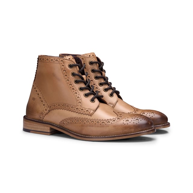 Onze prachtige Gatsby is de elegante veterlaars die elke man nodig heeft voor zijn garderobe. Deze herenlaars heeft een leren bovenwerk met vleugeltip-brogue-details die een geweldig karakter toevoegen, terwijl de vetersluiting met 6 veterogen aan de voorkant een verstelbare en veilige pasvorm geeft, met het gemak van een ritssluiting aan de binnenkant, waardoor een slim maar praktisch schoeisel ontstaat voor zowel slimme als casual gelegenheden. . De Gatsby-laars in Tan is met de hand gestikt van lichtbruin glad leer en voegt elegante klasse en persoonlijkheid toe. Binnenin deze klassieke laars biedt een leren voering en een licht gedempt voetbed extra comfort en ondersteuning en aangevuld met een slijtvaste buitenzool van hars. Deze fantastische Gatsby laars van London Brogue is een must have voor iedereen die op zoek is naar klassieke, tijdloze herenlaarzen. Kenmerken: Bovenwerk van leer Leren voering Brogue-ontwerp Voorkant Kant aan binnenkant Rits Gewatteerd voetbed Harszool Gratis schoenlepel Gratis schoenpoetser 2 schoen-/stofzakken