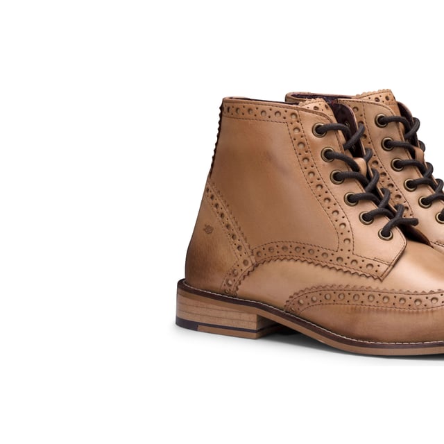 Onze prachtige Gatsby is de elegante veterlaars die elke man nodig heeft voor zijn garderobe. Deze herenlaars heeft een leren bovenwerk met vleugeltip-brogue-details die een geweldig karakter toevoegen, terwijl de vetersluiting met 6 veterogen aan de voorkant een verstelbare en veilige pasvorm geeft, met het gemak van een ritssluiting aan de binnenkant, waardoor een slim maar praktisch schoeisel ontstaat voor zowel slimme als casual gelegenheden. . De Gatsby-laars in Tan is met de hand gestikt van lichtbruin glad leer en voegt elegante klasse en persoonlijkheid toe. Binnenin deze klassieke laars biedt een leren voering en een licht gedempt voetbed extra comfort en ondersteuning en aangevuld met een slijtvaste buitenzool van hars. Deze fantastische Gatsby laars van London Brogue is een must have voor iedereen die op zoek is naar klassieke, tijdloze herenlaarzen. Kenmerken: Bovenwerk van leer Leren voering Brogue-ontwerp Voorkant Kant aan binnenkant Rits Gewatteerd voetbed Harszool Gratis schoenlepel Gratis schoenpoetser 2 schoen-/stofzakken