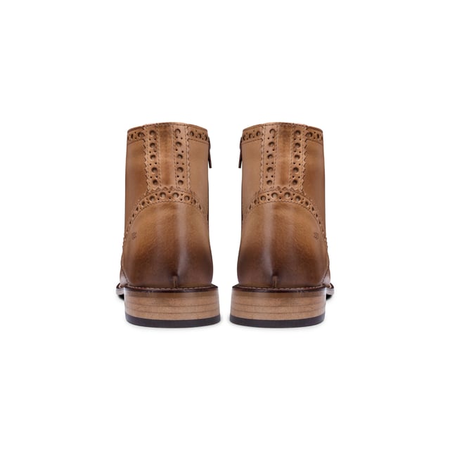 Onze prachtige Gatsby is de elegante veterlaars die elke man nodig heeft voor zijn garderobe. Deze herenlaars heeft een leren bovenwerk met vleugeltip-brogue-details die een geweldig karakter toevoegen, terwijl de vetersluiting met 6 veterogen aan de voorkant een verstelbare en veilige pasvorm geeft, met het gemak van een ritssluiting aan de binnenkant, waardoor een slim maar praktisch schoeisel ontstaat voor zowel slimme als casual gelegenheden. . De Gatsby-laars in Tan is met de hand gestikt van lichtbruin glad leer en voegt elegante klasse en persoonlijkheid toe. Binnenin deze klassieke laars biedt een leren voering en een licht gedempt voetbed extra comfort en ondersteuning en aangevuld met een slijtvaste buitenzool van hars. Deze fantastische Gatsby laars van London Brogue is een must have voor iedereen die op zoek is naar klassieke, tijdloze herenlaarzen. Kenmerken: Bovenwerk van leer Leren voering Brogue-ontwerp Voorkant Kant aan binnenkant Rits Gewatteerd voetbed Harszool Gratis schoenlepel Gratis schoenpoetser 2 schoen-/stofzakken