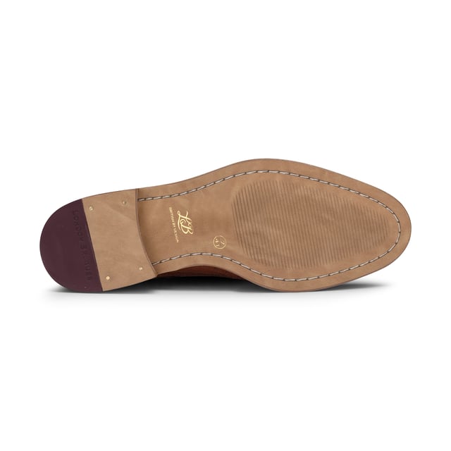 Onze prachtige Gatsby is de elegante veterlaars die elke man nodig heeft voor zijn garderobe. Deze herenlaars heeft een leren bovenwerk met vleugeltip-brogue-details die een geweldig karakter toevoegen, terwijl de vetersluiting met 6 veterogen aan de voorkant een verstelbare en veilige pasvorm geeft, met het gemak van een ritssluiting aan de binnenkant, waardoor een slim maar praktisch schoeisel ontstaat voor zowel slimme als casual gelegenheden. . De Gatsby-laars in Tan is met de hand gestikt van lichtbruin glad leer en voegt elegante klasse en persoonlijkheid toe. Binnenin deze klassieke laars biedt een leren voering en een licht gedempt voetbed extra comfort en ondersteuning en aangevuld met een slijtvaste buitenzool van hars. Deze fantastische Gatsby laars van London Brogue is een must have voor iedereen die op zoek is naar klassieke, tijdloze herenlaarzen. Kenmerken: Bovenwerk van leer Leren voering Brogue-ontwerp Voorkant Kant aan binnenkant Rits Gewatteerd voetbed Harszool Gratis schoenlepel Gratis schoenpoetser 2 schoen-/stofzakken