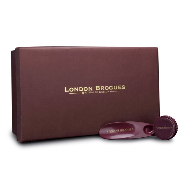 Onze prachtige Gatsby is de elegante veterlaars die elke man nodig heeft voor zijn garderobe. Deze herenlaars heeft een leren bovenwerk met vleugeltip-brogue-details die een geweldig karakter toevoegen, terwijl de vetersluiting met 6 veterogen aan de voorkant een verstelbare en veilige pasvorm geeft, met het gemak van een ritssluiting aan de binnenkant, waardoor een slim maar praktisch schoeisel ontstaat voor zowel slimme als casual gelegenheden. . De Gatsby-laars in Tan is met de hand gestikt van lichtbruin glad leer en voegt elegante klasse en persoonlijkheid toe. Binnenin deze klassieke laars biedt een leren voering en een licht gedempt voetbed extra comfort en ondersteuning en aangevuld met een slijtvaste buitenzool van hars. Deze fantastische Gatsby laars van London Brogue is een must have voor iedereen die op zoek is naar klassieke, tijdloze herenlaarzen. Kenmerken: Bovenwerk van leer Leren voering Brogue-ontwerp Voorkant Kant aan binnenkant Rits Gewatteerd voetbed Harszool Gratis schoenlepel Gratis schoenpoetser 2 schoen-/stofzakken