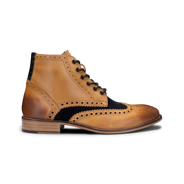 Unser atemberaubender Gatsby ist der elegante Schnürstiefel, den jeder Mann für seine Garderobe braucht. Dieser Herrenstiefel verfügt über ein Obermaterial aus Leder mit Wingtip-Brogue-Details, die ihm einen tollen Charakter verleihen, während die 6-Loch-Schnürung vorne für eine verstellbare und sichere Passform sorgt, mit dem Komfort eines Innenreißverschlusses, wodurch ein schickes, aber praktisches Schuhwerk für elegante und lässige Anlässe entsteht . Der aus hellbraunem Leder und dunkelblauem Wildleder handgenähte Gatsby-Stiefel in Hellbraun und Marineblau verleiht elegante Klasse und Persönlichkeit. Im Inneren dieses klassischen Stiefels sorgen ein Lederfutter und ein leicht gepolstertes Fußbett für zusätzlichen Komfort und Halt. Abgerundet wird dieser fabelhafte Gatsby-Stiefel von London Brogue durch eine strapazierfähige Harz-Außensohle und ist ein Muss für jeden, der nach klassischen, zeitlosen Herrenstiefeln sucht. Merkmale: Obermaterial: Leder, Lederfutter, Brogue-Design mit Wildledereinsatz, vordere Spitze mit Reißverschluss innen, gepolstertes Fußbett, Harzsohle, kostenloser Schuhlöffel, kostenloser Schuhputzer, 2 Schuh-/Staubbeutel