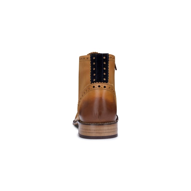 Unser atemberaubender Gatsby ist der elegante Schnürstiefel, den jeder Mann für seine Garderobe braucht. Dieser Herrenstiefel verfügt über ein Obermaterial aus Leder mit Wingtip-Brogue-Details, die ihm einen tollen Charakter verleihen, während die 6-Loch-Schnürung vorne für eine verstellbare und sichere Passform sorgt, mit dem Komfort eines Innenreißverschlusses, wodurch ein schickes, aber praktisches Schuhwerk für elegante und lässige Anlässe entsteht . Der aus hellbraunem Leder und dunkelblauem Wildleder handgenähte Gatsby-Stiefel in Hellbraun und Marineblau verleiht elegante Klasse und Persönlichkeit. Im Inneren dieses klassischen Stiefels sorgen ein Lederfutter und ein leicht gepolstertes Fußbett für zusätzlichen Komfort und Halt. Abgerundet wird dieser fabelhafte Gatsby-Stiefel von London Brogue durch eine strapazierfähige Harz-Außensohle und ist ein Muss für jeden, der nach klassischen, zeitlosen Herrenstiefeln sucht. Merkmale: Obermaterial: Leder, Lederfutter, Brogue-Design mit Wildledereinsatz, vordere Spitze mit Reißverschluss innen, gepolstertes Fußbett, Harzsohle, kostenloser Schuhlöffel, kostenloser Schuhputzer, 2 Schuh-/Staubbeutel