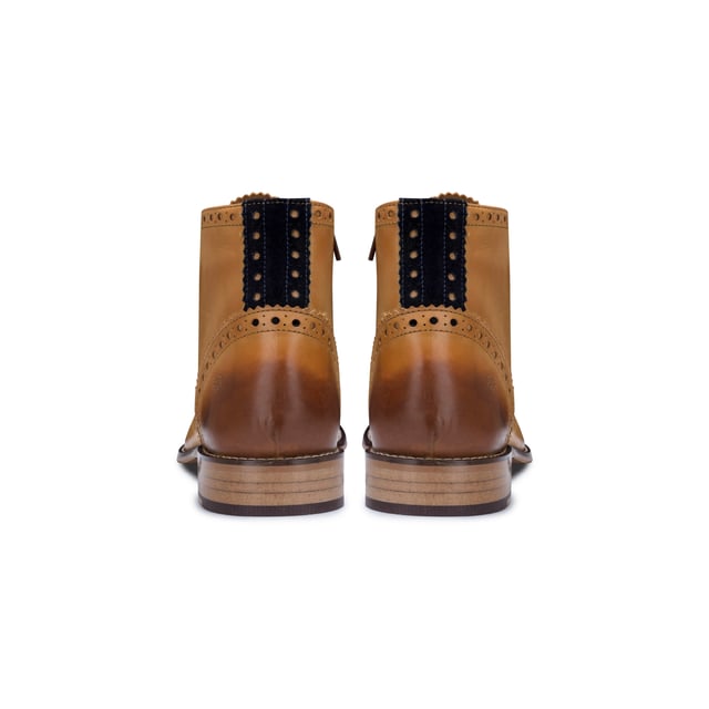 Unser atemberaubender Gatsby ist der elegante Schnürstiefel, den jeder Mann für seine Garderobe braucht. Dieser Herrenstiefel verfügt über ein Obermaterial aus Leder mit Wingtip-Brogue-Details, die ihm einen tollen Charakter verleihen, während die 6-Loch-Schnürung vorne für eine verstellbare und sichere Passform sorgt, mit dem Komfort eines Innenreißverschlusses, wodurch ein schickes, aber praktisches Schuhwerk für elegante und lässige Anlässe entsteht . Der aus hellbraunem Leder und dunkelblauem Wildleder handgenähte Gatsby-Stiefel in Hellbraun und Marineblau verleiht elegante Klasse und Persönlichkeit. Im Inneren dieses klassischen Stiefels sorgen ein Lederfutter und ein leicht gepolstertes Fußbett für zusätzlichen Komfort und Halt. Abgerundet wird dieser fabelhafte Gatsby-Stiefel von London Brogue durch eine strapazierfähige Harz-Außensohle und ist ein Muss für jeden, der nach klassischen, zeitlosen Herrenstiefeln sucht. Merkmale: Obermaterial: Leder, Lederfutter, Brogue-Design mit Wildledereinsatz, vordere Spitze mit Reißverschluss innen, gepolstertes Fußbett, Harzsohle, kostenloser Schuhlöffel, kostenloser Schuhputzer, 2 Schuh-/Staubbeutel