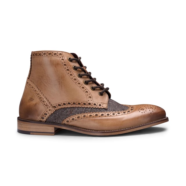 Unser atemberaubender Gatsby ist der elegante Schnürstiefel, den jeder Mann für seine Garderobe braucht. Dieser Herrenstiefel verfügt über ein Obermaterial aus Leder mit Wingtip-Brogue-Details, die ihm einen tollen Charakter verleihen, während die 6-Loch-Schnürung vorne für eine verstellbare und sichere Passform sorgt, mit dem Komfort eines Innenreißverschlusses, wodurch ein schickes, aber praktisches Schuhwerk für elegante und lässige Anlässe entsteht . Der aus hellbraunem Leder und hellbraunem Tweed handgenähte Gatsby-Stiefel aus hellbraunem Leder mit hellbraunem Tweed verleiht elegante Klasse und Persönlichkeit. Im Inneren dieses klassischen Stiefels sorgen ein Lederfutter und ein leicht gepolstertes Fußbett für zusätzlichen Komfort und Halt. Abgerundet wird dieser fabelhafte Gatsby-Stiefel von London Brogue durch eine strapazierfähige Harz-Außensohle und ist ein Muss für jeden, der nach klassischen, zeitlosen Herrenstiefeln sucht. Merkmale: Obermaterial: Leder, Lederfutter, Brogue-Design mit Tweed-Einsatz, vordere Spitze mit Reißverschluss innen, gepolstertes Fußbett, Harzsohle, kostenloser Schuhlöffel, kostenloser Schuhputzer, 2 Schuh-/Staubbeutel