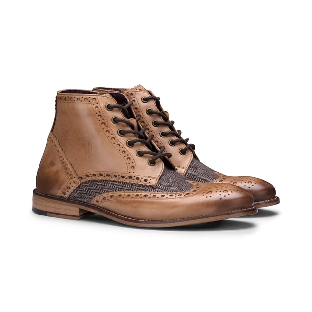 Unser atemberaubender Gatsby ist der elegante Schnürstiefel, den jeder Mann für seine Garderobe braucht. Dieser Herrenstiefel verfügt über ein Obermaterial aus Leder mit Wingtip-Brogue-Details, die ihm einen tollen Charakter verleihen, während die 6-Loch-Schnürung vorne für eine verstellbare und sichere Passform sorgt, mit dem Komfort eines Innenreißverschlusses, wodurch ein schickes, aber praktisches Schuhwerk für elegante und lässige Anlässe entsteht . Der aus hellbraunem Leder und hellbraunem Tweed handgenähte Gatsby-Stiefel aus hellbraunem Leder mit hellbraunem Tweed verleiht elegante Klasse und Persönlichkeit. Im Inneren dieses klassischen Stiefels sorgen ein Lederfutter und ein leicht gepolstertes Fußbett für zusätzlichen Komfort und Halt. Abgerundet wird dieser fabelhafte Gatsby-Stiefel von London Brogue durch eine strapazierfähige Harz-Außensohle und ist ein Muss für jeden, der nach klassischen, zeitlosen Herrenstiefeln sucht. Merkmale: Obermaterial: Leder, Lederfutter, Brogue-Design mit Tweed-Einsatz, vordere Spitze mit Reißverschluss innen, gepolstertes Fußbett, Harzsohle, kostenloser Schuhlöffel, kostenloser Schuhputzer, 2 Schuh-/Staubbeutel