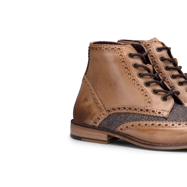 Unser atemberaubender Gatsby ist der elegante Schnürstiefel, den jeder Mann für seine Garderobe braucht. Dieser Herrenstiefel verfügt über ein Obermaterial aus Leder mit Wingtip-Brogue-Details, die ihm einen tollen Charakter verleihen, während die 6-Loch-Schnürung vorne für eine verstellbare und sichere Passform sorgt, mit dem Komfort eines Innenreißverschlusses, wodurch ein schickes, aber praktisches Schuhwerk für elegante und lässige Anlässe entsteht . Der aus hellbraunem Leder und hellbraunem Tweed handgenähte Gatsby-Stiefel aus hellbraunem Leder mit hellbraunem Tweed verleiht elegante Klasse und Persönlichkeit. Im Inneren dieses klassischen Stiefels sorgen ein Lederfutter und ein leicht gepolstertes Fußbett für zusätzlichen Komfort und Halt. Abgerundet wird dieser fabelhafte Gatsby-Stiefel von London Brogue durch eine strapazierfähige Harz-Außensohle und ist ein Muss für jeden, der nach klassischen, zeitlosen Herrenstiefeln sucht. Merkmale: Obermaterial: Leder, Lederfutter, Brogue-Design mit Tweed-Einsatz, vordere Spitze mit Reißverschluss innen, gepolstertes Fußbett, Harzsohle, kostenloser Schuhlöffel, kostenloser Schuhputzer, 2 Schuh-/Staubbeutel