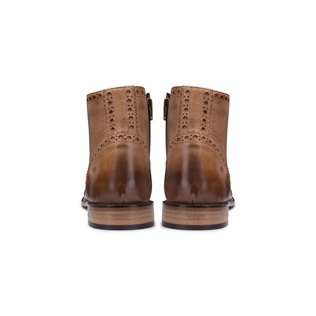 Unser atemberaubender Gatsby ist der elegante Schnürstiefel, den jeder Mann für seine Garderobe braucht. Dieser Herrenstiefel verfügt über ein Obermaterial aus Leder mit Wingtip-Brogue-Details, die ihm einen tollen Charakter verleihen, während die 6-Loch-Schnürung vorne für eine verstellbare und sichere Passform sorgt, mit dem Komfort eines Innenreißverschlusses, wodurch ein schickes, aber praktisches Schuhwerk für elegante und lässige Anlässe entsteht . Der aus hellbraunem Leder und hellbraunem Tweed handgenähte Gatsby-Stiefel aus hellbraunem Leder mit hellbraunem Tweed verleiht elegante Klasse und Persönlichkeit. Im Inneren dieses klassischen Stiefels sorgen ein Lederfutter und ein leicht gepolstertes Fußbett für zusätzlichen Komfort und Halt. Abgerundet wird dieser fabelhafte Gatsby-Stiefel von London Brogue durch eine strapazierfähige Harz-Außensohle und ist ein Muss für jeden, der nach klassischen, zeitlosen Herrenstiefeln sucht. Merkmale: Obermaterial: Leder, Lederfutter, Brogue-Design mit Tweed-Einsatz, vordere Spitze mit Reißverschluss innen, gepolstertes Fußbett, Harzsohle, kostenloser Schuhlöffel, kostenloser Schuhputzer, 2 Schuh-/Staubbeutel