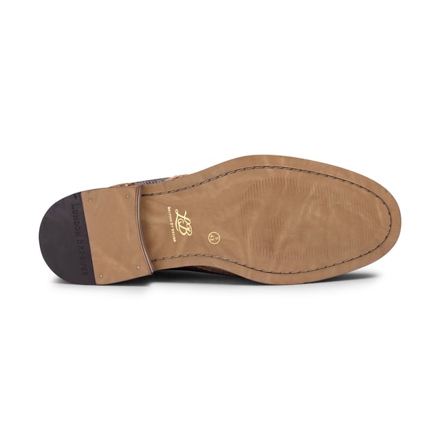 Unser atemberaubender Gatsby ist der elegante Schnürstiefel, den jeder Mann für seine Garderobe braucht. Dieser Herrenstiefel verfügt über ein Obermaterial aus Leder mit Wingtip-Brogue-Details, die ihm einen tollen Charakter verleihen, während die 6-Loch-Schnürung vorne für eine verstellbare und sichere Passform sorgt, mit dem Komfort eines Innenreißverschlusses, wodurch ein schickes, aber praktisches Schuhwerk für elegante und lässige Anlässe entsteht . Der aus hellbraunem Leder und hellbraunem Tweed handgenähte Gatsby-Stiefel aus hellbraunem Leder mit hellbraunem Tweed verleiht elegante Klasse und Persönlichkeit. Im Inneren dieses klassischen Stiefels sorgen ein Lederfutter und ein leicht gepolstertes Fußbett für zusätzlichen Komfort und Halt. Abgerundet wird dieser fabelhafte Gatsby-Stiefel von London Brogue durch eine strapazierfähige Harz-Außensohle und ist ein Muss für jeden, der nach klassischen, zeitlosen Herrenstiefeln sucht. Merkmale: Obermaterial: Leder, Lederfutter, Brogue-Design mit Tweed-Einsatz, vordere Spitze mit Reißverschluss innen, gepolstertes Fußbett, Harzsohle, kostenloser Schuhlöffel, kostenloser Schuhputzer, 2 Schuh-/Staubbeutel