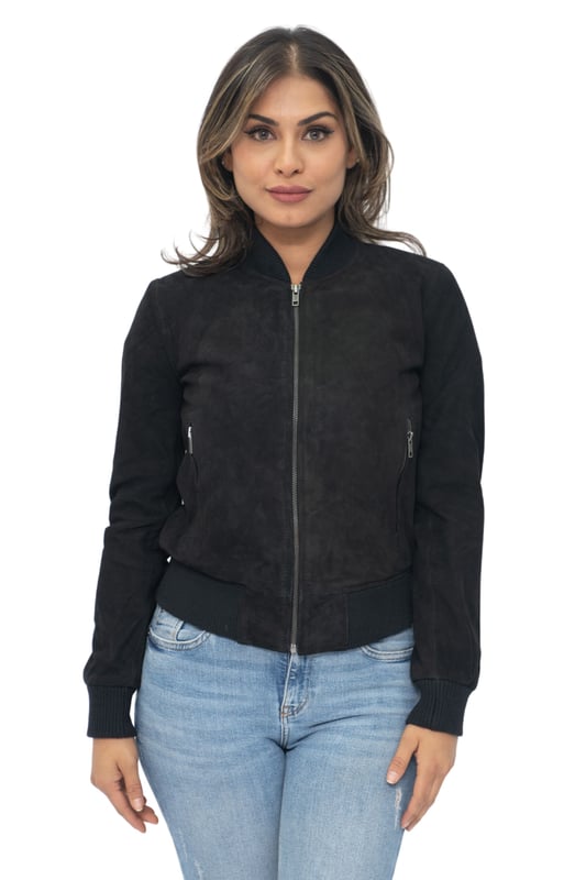 Presentamos nuestra chaqueta universitaria MA-1 de piel de ante de cabra para mujer, una combinación perfecta de estilo deportivo y sofisticado. Confeccionada en piel de ante de cabra suave y flexible, esta chaqueta ofrece una textura lujosa y aterciopelada. La chaqueta cuenta con dos bolsillos exteriores en la cintura, que proporcionan funcionalidad y un toque moderno. Con cuello, puños y dobladillo de punto acanalado, exuda un aspecto clásico de chaqueta universitaria con mayor comodidad. Disponible en dos colores de moda, esta chaqueta es versátil para varios atuendos y ocasiones. Las cremalleras YKK garantizan durabilidad y funcionalidad suave, lo que se suma a la calidad general de la chaqueta. Nuestra chaqueta universitaria MA-1 de piel de ante de cabra para mujer es una pieza destacada que combina sin esfuerzo estilo, comodidad y atractivo atemporal. • Construcción de piel de ante de cabra suave y flexible para una sensación de lujo • Dos bolsillos exteriores en la cintura para un almacenamiento conveniente • Cuello, puños y dobladillo de punto acanalado para un aspecto clásico de chaqueta universitaria y mayor comodidad • Disponible en dos colores de moda para opciones de estilo versátiles • Cremalleras YKK para durabilidad y funcionalidad suave.