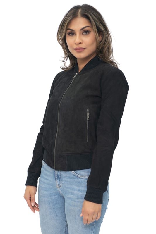 Presentamos nuestra chaqueta universitaria MA-1 de piel de ante de cabra para mujer, una combinación perfecta de estilo deportivo y sofisticado. Confeccionada en piel de ante de cabra suave y flexible, esta chaqueta ofrece una textura lujosa y aterciopelada. La chaqueta cuenta con dos bolsillos exteriores en la cintura, que proporcionan funcionalidad y un toque moderno. Con cuello, puños y dobladillo de punto acanalado, exuda un aspecto clásico de chaqueta universitaria con mayor comodidad. Disponible en dos colores de moda, esta chaqueta es versátil para varios atuendos y ocasiones. Las cremalleras YKK garantizan durabilidad y funcionalidad suave, lo que se suma a la calidad general de la chaqueta. Nuestra chaqueta universitaria MA-1 de piel de ante de cabra para mujer es una pieza destacada que combina sin esfuerzo estilo, comodidad y atractivo atemporal. • Construcción de piel de ante de cabra suave y flexible para una sensación de lujo • Dos bolsillos exteriores en la cintura para un almacenamiento conveniente • Cuello, puños y dobladillo de punto acanalado para un aspecto clásico de chaqueta universitaria y mayor comodidad • Disponible en dos colores de moda para opciones de estilo versátiles • Cremalleras YKK para durabilidad y funcionalidad suave.