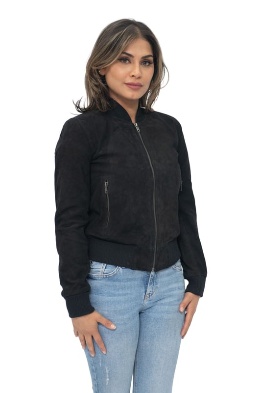 Presentamos nuestra chaqueta universitaria MA-1 de piel de ante de cabra para mujer, una combinación perfecta de estilo deportivo y sofisticado. Confeccionada en piel de ante de cabra suave y flexible, esta chaqueta ofrece una textura lujosa y aterciopelada. La chaqueta cuenta con dos bolsillos exteriores en la cintura, que proporcionan funcionalidad y un toque moderno. Con cuello, puños y dobladillo de punto acanalado, exuda un aspecto clásico de chaqueta universitaria con mayor comodidad. Disponible en dos colores de moda, esta chaqueta es versátil para varios atuendos y ocasiones. Las cremalleras YKK garantizan durabilidad y funcionalidad suave, lo que se suma a la calidad general de la chaqueta. Nuestra chaqueta universitaria MA-1 de piel de ante de cabra para mujer es una pieza destacada que combina sin esfuerzo estilo, comodidad y atractivo atemporal. • Construcción de piel de ante de cabra suave y flexible para una sensación de lujo • Dos bolsillos exteriores en la cintura para un almacenamiento conveniente • Cuello, puños y dobladillo de punto acanalado para un aspecto clásico de chaqueta universitaria y mayor comodidad • Disponible en dos colores de moda para opciones de estilo versátiles • Cremalleras YKK para durabilidad y funcionalidad suave.