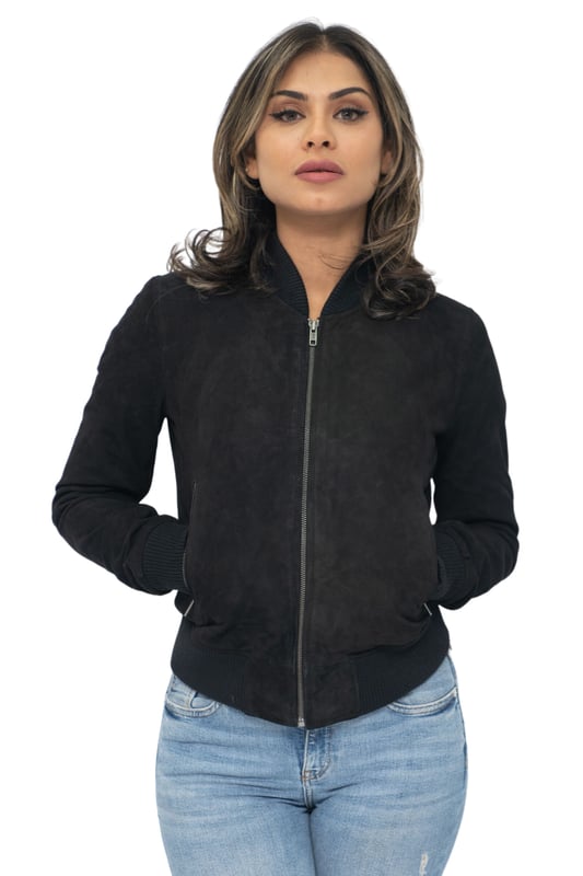 Presentamos nuestra chaqueta universitaria MA-1 de piel de ante de cabra para mujer, una combinación perfecta de estilo deportivo y sofisticado. Confeccionada en piel de ante de cabra suave y flexible, esta chaqueta ofrece una textura lujosa y aterciopelada. La chaqueta cuenta con dos bolsillos exteriores en la cintura, que proporcionan funcionalidad y un toque moderno. Con cuello, puños y dobladillo de punto acanalado, exuda un aspecto clásico de chaqueta universitaria con mayor comodidad. Disponible en dos colores de moda, esta chaqueta es versátil para varios atuendos y ocasiones. Las cremalleras YKK garantizan durabilidad y funcionalidad suave, lo que se suma a la calidad general de la chaqueta. Nuestra chaqueta universitaria MA-1 de piel de ante de cabra para mujer es una pieza destacada que combina sin esfuerzo estilo, comodidad y atractivo atemporal. • Construcción de piel de ante de cabra suave y flexible para una sensación de lujo • Dos bolsillos exteriores en la cintura para un almacenamiento conveniente • Cuello, puños y dobladillo de punto acanalado para un aspecto clásico de chaqueta universitaria y mayor comodidad • Disponible en dos colores de moda para opciones de estilo versátiles • Cremalleras YKK para durabilidad y funcionalidad suave.