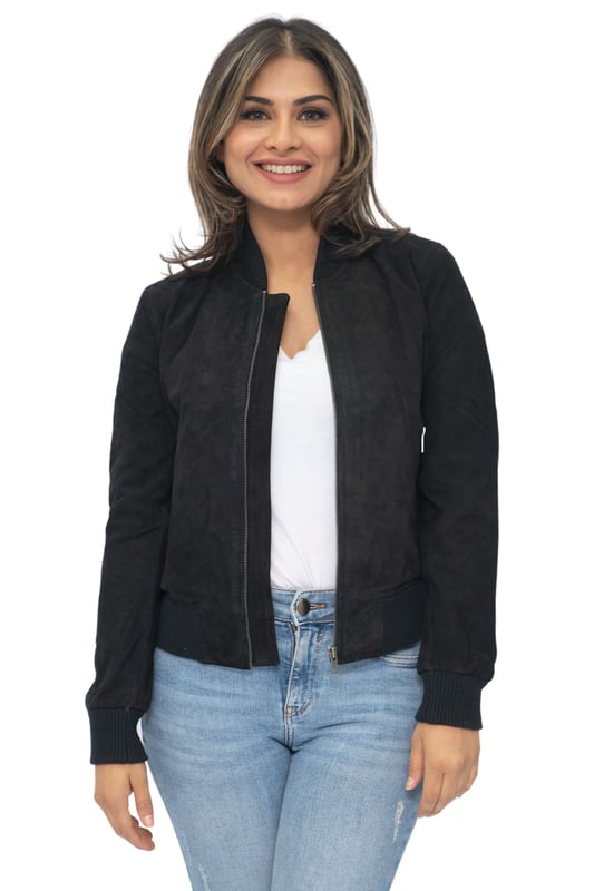 Presentamos nuestra chaqueta universitaria MA-1 de piel de ante de cabra para mujer, una combinación perfecta de estilo deportivo y sofisticado. Confeccionada en piel de ante de cabra suave y flexible, esta chaqueta ofrece una textura lujosa y aterciopelada. La chaqueta cuenta con dos bolsillos exteriores en la cintura, que proporcionan funcionalidad y un toque moderno. Con cuello, puños y dobladillo de punto acanalado, exuda un aspecto clásico de chaqueta universitaria con mayor comodidad. Disponible en dos colores de moda, esta chaqueta es versátil para varios atuendos y ocasiones. Las cremalleras YKK garantizan durabilidad y funcionalidad suave, lo que se suma a la calidad general de la chaqueta. Nuestra chaqueta universitaria MA-1 de piel de ante de cabra para mujer es una pieza destacada que combina sin esfuerzo estilo, comodidad y atractivo atemporal. • Construcción de piel de ante de cabra suave y flexible para una sensación de lujo • Dos bolsillos exteriores en la cintura para un almacenamiento conveniente • Cuello, puños y dobladillo de punto acanalado para un aspecto clásico de chaqueta universitaria y mayor comodidad • Disponible en dos colores de moda para opciones de estilo versátiles • Cremalleras YKK para durabilidad y funcionalidad suave.