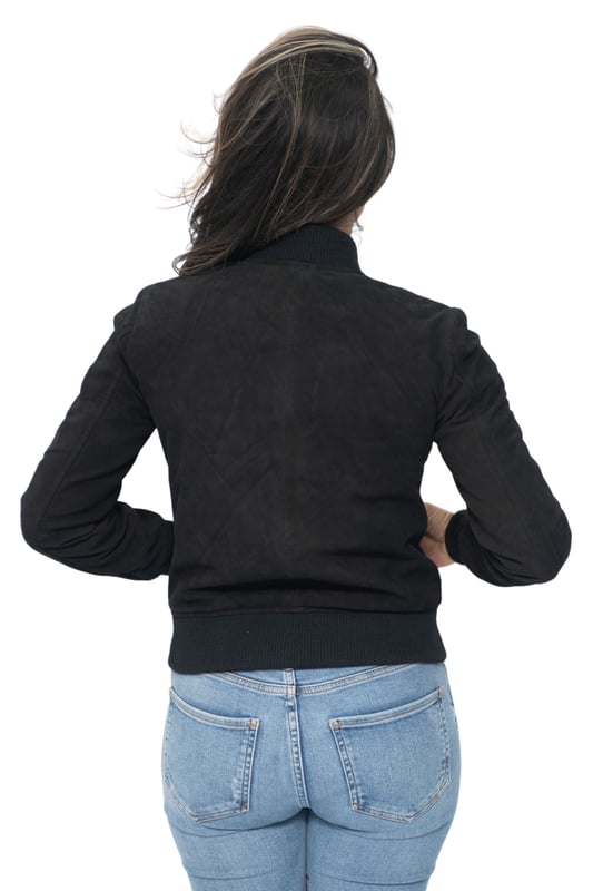 Presentamos nuestra chaqueta universitaria MA-1 de piel de ante de cabra para mujer, una combinación perfecta de estilo deportivo y sofisticado. Confeccionada en piel de ante de cabra suave y flexible, esta chaqueta ofrece una textura lujosa y aterciopelada. La chaqueta cuenta con dos bolsillos exteriores en la cintura, que proporcionan funcionalidad y un toque moderno. Con cuello, puños y dobladillo de punto acanalado, exuda un aspecto clásico de chaqueta universitaria con mayor comodidad. Disponible en dos colores de moda, esta chaqueta es versátil para varios atuendos y ocasiones. Las cremalleras YKK garantizan durabilidad y funcionalidad suave, lo que se suma a la calidad general de la chaqueta. Nuestra chaqueta universitaria MA-1 de piel de ante de cabra para mujer es una pieza destacada que combina sin esfuerzo estilo, comodidad y atractivo atemporal. • Construcción de piel de ante de cabra suave y flexible para una sensación de lujo • Dos bolsillos exteriores en la cintura para un almacenamiento conveniente • Cuello, puños y dobladillo de punto acanalado para un aspecto clásico de chaqueta universitaria y mayor comodidad • Disponible en dos colores de moda para opciones de estilo versátiles • Cremalleras YKK para durabilidad y funcionalidad suave.