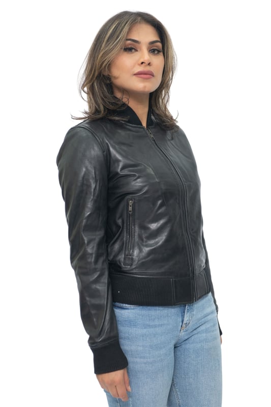 Prepárate para lucir el estilo icónico con nuestra chaqueta universitaria de cuero MA-1 para mujer. Confeccionada en piel de napa de cordero suave y flexible, esta chaqueta ofrece una sensación lujosa y cómoda. Cuenta con dos bolsillos exteriores en la cintura para un almacenamiento conveniente y un fácil acceso a tus elementos esenciales. Con cuello, puños y dobladillo de punto acanalado, exuda un aspecto clásico de chaqueta universitaria a la vez que proporciona un ajuste ceñido. Disponible en dos elegantes colores, esta chaqueta te permite expresar tu estilo personal. Las cremalleras YKK garantizan durabilidad y funcionalidad suave, lo que se suma a la calidad general de la chaqueta. Nuestra chaqueta universitaria de cuero MA-1 para mujer es una pieza atemporal que combina moda, comodidad y versatilidad sin esfuerzo. Características de diseño: • Construcción de piel de napa de cordero suave y flexible • Dos bolsillos exteriores en la cintura para un almacenamiento conveniente • Cuello, puños y dobladillo de punto acanalado para un aspecto clásico de chaqueta universitaria • Disponible en dos elegantes colores • Cremalleras YKK para durabilidad y funcionalidad suave.
