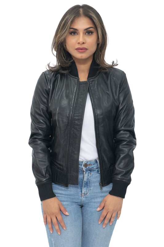 Prepárate para lucir el estilo icónico con nuestra chaqueta universitaria de cuero MA-1 para mujer. Confeccionada en piel de napa de cordero suave y flexible, esta chaqueta ofrece una sensación lujosa y cómoda. Cuenta con dos bolsillos exteriores en la cintura para un almacenamiento conveniente y un fácil acceso a tus elementos esenciales. Con cuello, puños y dobladillo de punto acanalado, exuda un aspecto clásico de chaqueta universitaria a la vez que proporciona un ajuste ceñido. Disponible en dos elegantes colores, esta chaqueta te permite expresar tu estilo personal. Las cremalleras YKK garantizan durabilidad y funcionalidad suave, lo que se suma a la calidad general de la chaqueta. Nuestra chaqueta universitaria de cuero MA-1 para mujer es una pieza atemporal que combina moda, comodidad y versatilidad sin esfuerzo. Características de diseño: • Construcción de piel de napa de cordero suave y flexible • Dos bolsillos exteriores en la cintura para un almacenamiento conveniente • Cuello, puños y dobladillo de punto acanalado para un aspecto clásico de chaqueta universitaria • Disponible en dos elegantes colores • Cremalleras YKK para durabilidad y funcionalidad suave.