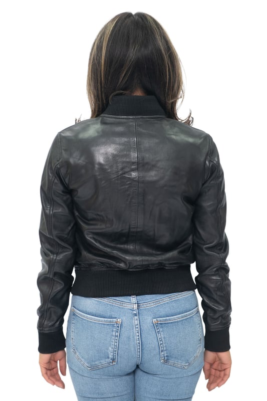 Prepárate para lucir el estilo icónico con nuestra chaqueta universitaria de cuero MA-1 para mujer. Confeccionada en piel de napa de cordero suave y flexible, esta chaqueta ofrece una sensación lujosa y cómoda. Cuenta con dos bolsillos exteriores en la cintura para un almacenamiento conveniente y un fácil acceso a tus elementos esenciales. Con cuello, puños y dobladillo de punto acanalado, exuda un aspecto clásico de chaqueta universitaria a la vez que proporciona un ajuste ceñido. Disponible en dos elegantes colores, esta chaqueta te permite expresar tu estilo personal. Las cremalleras YKK garantizan durabilidad y funcionalidad suave, lo que se suma a la calidad general de la chaqueta. Nuestra chaqueta universitaria de cuero MA-1 para mujer es una pieza atemporal que combina moda, comodidad y versatilidad sin esfuerzo. Características de diseño: • Construcción de piel de napa de cordero suave y flexible • Dos bolsillos exteriores en la cintura para un almacenamiento conveniente • Cuello, puños y dobladillo de punto acanalado para un aspecto clásico de chaqueta universitaria • Disponible en dos elegantes colores • Cremalleras YKK para durabilidad y funcionalidad suave.