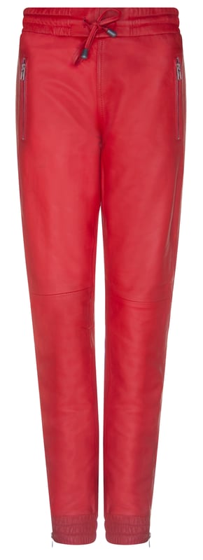 Este es un toque de estilo a los apreciados pantalones de jogging que han servido como una opción para un estilo casual y cómodo desde que se originaron en la década de 1920. Este par está confeccionado con cuero napa de grano completo de primera calidad, lo que le da a estos pantalones un tacto suave y una estética tersa. Para mayor comodidad, hemos agregado una cinturilla elástica con cordones de cuero para permitirle ajustar la cintura a un calce que se adapte a usted, así como cremalleras en los tobillos para obtener espacio adicional si lo necesita. Al igual que el pantalón de jogging original, estos están hechos para usar en ejercicio, con bolsillos con cremallera para un almacenamiento seguro mientras se mueve y un forro interior transpirable que absorbe la humedad para garantizar la comodidad durante largos períodos de tiempo.