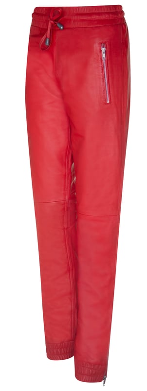 Este es un toque de estilo a los apreciados pantalones de jogging que han servido como una opción para un estilo casual y cómodo desde que se originaron en la década de 1920. Este par está confeccionado con cuero napa de grano completo de primera calidad, lo que le da a estos pantalones un tacto suave y una estética tersa. Para mayor comodidad, hemos agregado una cinturilla elástica con cordones de cuero para permitirle ajustar la cintura a un calce que se adapte a usted, así como cremalleras en los tobillos para obtener espacio adicional si lo necesita. Al igual que el pantalón de jogging original, estos están hechos para usar en ejercicio, con bolsillos con cremallera para un almacenamiento seguro mientras se mueve y un forro interior transpirable que absorbe la humedad para garantizar la comodidad durante largos períodos de tiempo.