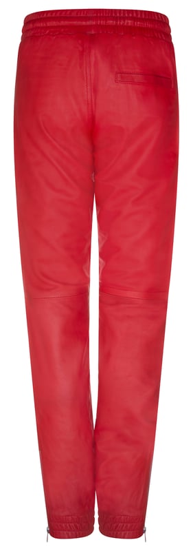 Este es un toque de estilo a los apreciados pantalones de jogging que han servido como una opción para un estilo casual y cómodo desde que se originaron en la década de 1920. Este par está confeccionado con cuero napa de grano completo de primera calidad, lo que le da a estos pantalones un tacto suave y una estética tersa. Para mayor comodidad, hemos agregado una cinturilla elástica con cordones de cuero para permitirle ajustar la cintura a un calce que se adapte a usted, así como cremalleras en los tobillos para obtener espacio adicional si lo necesita. Al igual que el pantalón de jogging original, estos están hechos para usar en ejercicio, con bolsillos con cremallera para un almacenamiento seguro mientras se mueve y un forro interior transpirable que absorbe la humedad para garantizar la comodidad durante largos períodos de tiempo.