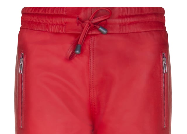 Este es un toque de estilo a los apreciados pantalones de jogging que han servido como una opción para un estilo casual y cómodo desde que se originaron en la década de 1920. Este par está confeccionado con cuero napa de grano completo de primera calidad, lo que le da a estos pantalones un tacto suave y una estética tersa. Para mayor comodidad, hemos agregado una cinturilla elástica con cordones de cuero para permitirle ajustar la cintura a un calce que se adapte a usted, así como cremalleras en los tobillos para obtener espacio adicional si lo necesita. Al igual que el pantalón de jogging original, estos están hechos para usar en ejercicio, con bolsillos con cremallera para un almacenamiento seguro mientras se mueve y un forro interior transpirable que absorbe la humedad para garantizar la comodidad durante largos períodos de tiempo.