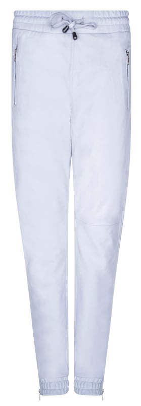 Dies ist eine stilvolle Variante der beliebten Jogginghosen, die seit ihrer Einführung in den 1920er-Jahren als lässige und bequeme Kleidung der Wahl dienen. Dieses Paar ist aus hochwertigem Vollnarben-Nappaleder gefertigt, was dieser Hose ein weiches Gefühl und eine glatte Ästhetik verleiht. Für zusätzlichen Komfort haben wir einen elastischen Bund mit Lederkordelzügen hinzugefügt, damit Sie die Taille an die für Sie passende Passform anpassen können, sowie Reißverschlüsse an den Knöcheln für zusätzlichen Platz, falls Sie ihn brauchen. Genau wie die Original-Jogginghose sind sie für den Einsatz beim Training konzipiert und verfügen über Reißverschlusstaschen zur sicheren Aufbewahrung während der Bewegung sowie ein atmungsaktives, feuchtigkeitsableitendes Innenfutter, das für Komfort über lange Zeiträume sorgt.
