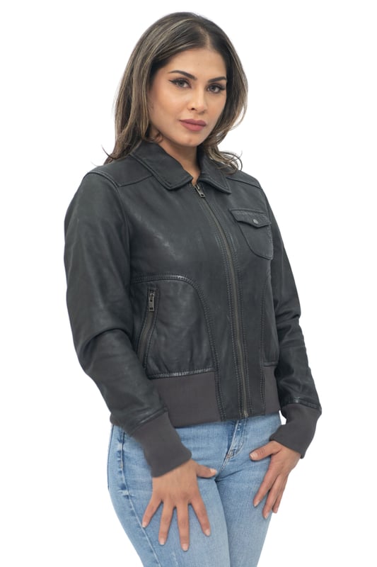 Mantén el estilo sin esfuerzo con nuestra chaqueta universitaria MA-1 con cuello de cuero para mujer. Esta chaqueta, confeccionada en piel de napa de cordero suave y flexible, ofrece un aspecto y un tacto lujosos. El acabado ligeramente fresado le da un aspecto mate moderno. La chaqueta tiene un cuello puntiagudo que añade un toque de sofisticación a tu atuendo. Con dos bolsillos exteriores en la cintura y un bolsillo de parche con solapa en el pecho, tienes amplias opciones de almacenamiento. Los puños y el dobladillo elásticos proporcionan un ajuste cómodo y ceñido. La chaqueta está disponible en cuatro colores versátiles, lo que te permite encontrar la combinación perfecta para tu estilo personal. Completa con cremalleras YKK, esta chaqueta combina durabilidad y funcionalidad, lo que la convierte en una incorporación imprescindible a tu guardarropa. • Piel de napa de cordero suave y flexible con un acabado mate ligeramente fresado • Cuello puntiagudo para un aspecto sofisticado • Dos bolsillos exteriores en la cintura y un bolsillo de parche con solapa en el pecho para un almacenamiento cómodo • Puños y dobladillo elásticos para un ajuste cómodo • Disponible en cuatro colores versátiles para adaptarse a tu estilo
