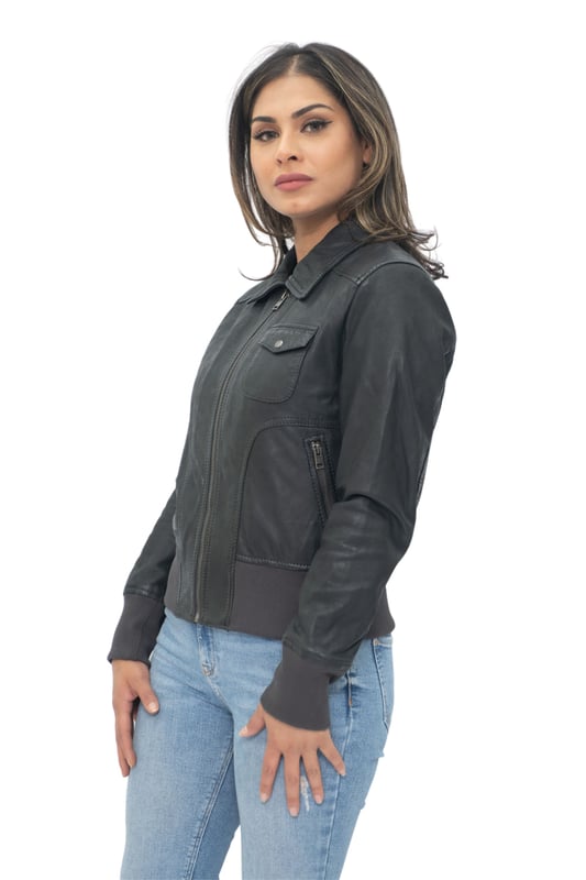 Mantén el estilo sin esfuerzo con nuestra chaqueta universitaria MA-1 con cuello de cuero para mujer. Esta chaqueta, confeccionada en piel de napa de cordero suave y flexible, ofrece un aspecto y un tacto lujosos. El acabado ligeramente fresado le da un aspecto mate moderno. La chaqueta tiene un cuello puntiagudo que añade un toque de sofisticación a tu atuendo. Con dos bolsillos exteriores en la cintura y un bolsillo de parche con solapa en el pecho, tienes amplias opciones de almacenamiento. Los puños y el dobladillo elásticos proporcionan un ajuste cómodo y ceñido. La chaqueta está disponible en cuatro colores versátiles, lo que te permite encontrar la combinación perfecta para tu estilo personal. Completa con cremalleras YKK, esta chaqueta combina durabilidad y funcionalidad, lo que la convierte en una incorporación imprescindible a tu guardarropa. • Piel de napa de cordero suave y flexible con un acabado mate ligeramente fresado • Cuello puntiagudo para un aspecto sofisticado • Dos bolsillos exteriores en la cintura y un bolsillo de parche con solapa en el pecho para un almacenamiento cómodo • Puños y dobladillo elásticos para un ajuste cómodo • Disponible en cuatro colores versátiles para adaptarse a tu estilo