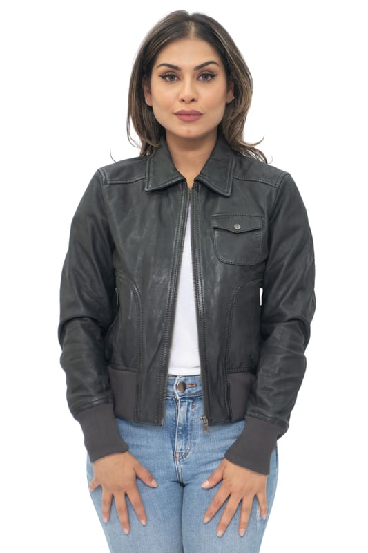 Mantén el estilo sin esfuerzo con nuestra chaqueta universitaria MA-1 con cuello de cuero para mujer. Esta chaqueta, confeccionada en piel de napa de cordero suave y flexible, ofrece un aspecto y un tacto lujosos. El acabado ligeramente fresado le da un aspecto mate moderno. La chaqueta tiene un cuello puntiagudo que añade un toque de sofisticación a tu atuendo. Con dos bolsillos exteriores en la cintura y un bolsillo de parche con solapa en el pecho, tienes amplias opciones de almacenamiento. Los puños y el dobladillo elásticos proporcionan un ajuste cómodo y ceñido. La chaqueta está disponible en cuatro colores versátiles, lo que te permite encontrar la combinación perfecta para tu estilo personal. Completa con cremalleras YKK, esta chaqueta combina durabilidad y funcionalidad, lo que la convierte en una incorporación imprescindible a tu guardarropa. • Piel de napa de cordero suave y flexible con un acabado mate ligeramente fresado • Cuello puntiagudo para un aspecto sofisticado • Dos bolsillos exteriores en la cintura y un bolsillo de parche con solapa en el pecho para un almacenamiento cómodo • Puños y dobladillo elásticos para un ajuste cómodo • Disponible en cuatro colores versátiles para adaptarse a tu estilo