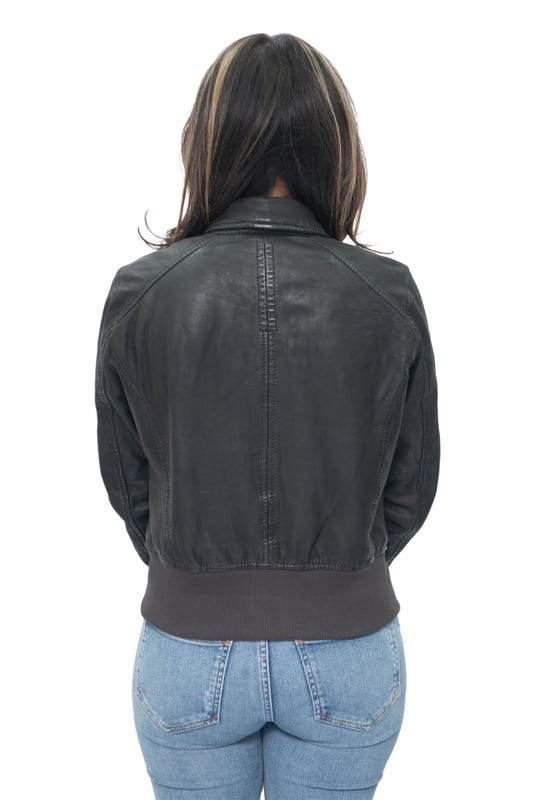 Mantén el estilo sin esfuerzo con nuestra chaqueta universitaria MA-1 con cuello de cuero para mujer. Esta chaqueta, confeccionada en piel de napa de cordero suave y flexible, ofrece un aspecto y un tacto lujosos. El acabado ligeramente fresado le da un aspecto mate moderno. La chaqueta tiene un cuello puntiagudo que añade un toque de sofisticación a tu atuendo. Con dos bolsillos exteriores en la cintura y un bolsillo de parche con solapa en el pecho, tienes amplias opciones de almacenamiento. Los puños y el dobladillo elásticos proporcionan un ajuste cómodo y ceñido. La chaqueta está disponible en cuatro colores versátiles, lo que te permite encontrar la combinación perfecta para tu estilo personal. Completa con cremalleras YKK, esta chaqueta combina durabilidad y funcionalidad, lo que la convierte en una incorporación imprescindible a tu guardarropa. • Piel de napa de cordero suave y flexible con un acabado mate ligeramente fresado • Cuello puntiagudo para un aspecto sofisticado • Dos bolsillos exteriores en la cintura y un bolsillo de parche con solapa en el pecho para un almacenamiento cómodo • Puños y dobladillo elásticos para un ajuste cómodo • Disponible en cuatro colores versátiles para adaptarse a tu estilo