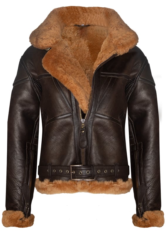 Erleben Sie die zeitlose Eleganz und robuste Funktionalität unserer RAF-Fliegerjacke aus Schaffell für Damen. Diese aus echtem doppelseitigem Schaffell gefertigte Jacke bietet hervorragende Wärme und Haltbarkeit. Die plüschige 15-mm-Wolllänge sorgt für außergewöhnliche Isolierung bei kaltem Wetter. Mit ihrem authentischen Stil aus dem Zweiten Weltkrieg ist diese Jacke eine Hommage an die ikonischen Fliegerjacken der Vergangenheit. Die beiden schrägen Handwärmertaschen sorgen sowohl für Funktionalität als auch für einen Hauch von Vintage-Charme. Der robuste Reißverschluss sorgt für einen sicheren Verschluss und erhöht die Haltbarkeit der Jacke. Komplett mit Unterarmzwickeln und Messingösen sorgt diese Jacke für bequeme Bewegung und verbessert die Atmungsaktivität. • Hergestellt aus echtem, doppelseitigem Schaffell für erstklassige Qualität und Wärme. • Plüschige 15-mm-Wolllänge sorgt für hervorragende Isolierung bei kaltem Wetter. • Zwei schräge Handwärmertaschen für zusätzliche Funktionalität und Vintage-Appeal. • Robuster Reißverschluss für sicheren Verschluss und Haltbarkeit mit Unterarmzwickeln und Messingösen für mehr Komfort und Atmungsaktivität.