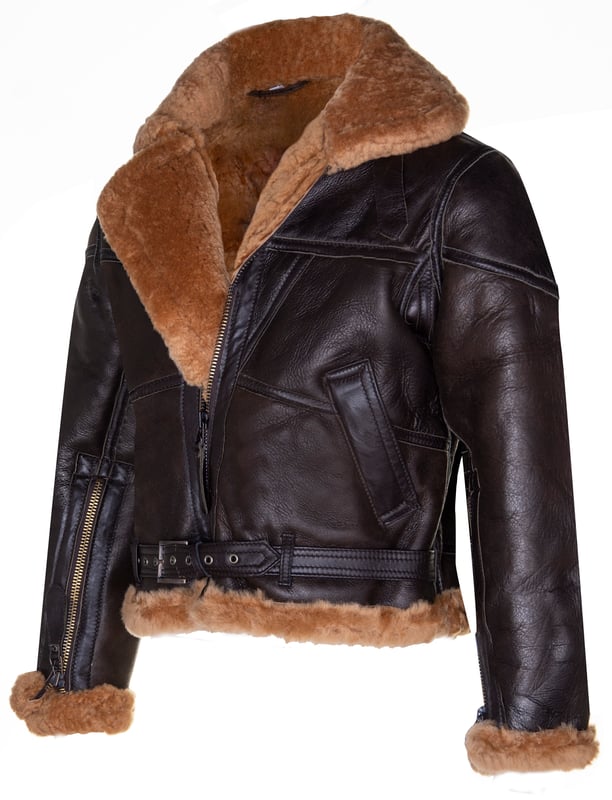 Erleben Sie die zeitlose Eleganz und robuste Funktionalität unserer RAF-Fliegerjacke aus Schaffell für Damen. Diese aus echtem doppelseitigem Schaffell gefertigte Jacke bietet hervorragende Wärme und Haltbarkeit. Die plüschige 15-mm-Wolllänge sorgt für außergewöhnliche Isolierung bei kaltem Wetter. Mit ihrem authentischen Stil aus dem Zweiten Weltkrieg ist diese Jacke eine Hommage an die ikonischen Fliegerjacken der Vergangenheit. Die beiden schrägen Handwärmertaschen sorgen sowohl für Funktionalität als auch für einen Hauch von Vintage-Charme. Der robuste Reißverschluss sorgt für einen sicheren Verschluss und erhöht die Haltbarkeit der Jacke. Komplett mit Unterarmzwickeln und Messingösen sorgt diese Jacke für bequeme Bewegung und verbessert die Atmungsaktivität. • Hergestellt aus echtem, doppelseitigem Schaffell für erstklassige Qualität und Wärme. • Plüschige 15-mm-Wolllänge sorgt für hervorragende Isolierung bei kaltem Wetter. • Zwei schräge Handwärmertaschen für zusätzliche Funktionalität und Vintage-Appeal. • Robuster Reißverschluss für sicheren Verschluss und Haltbarkeit mit Unterarmzwickeln und Messingösen für mehr Komfort und Atmungsaktivität.