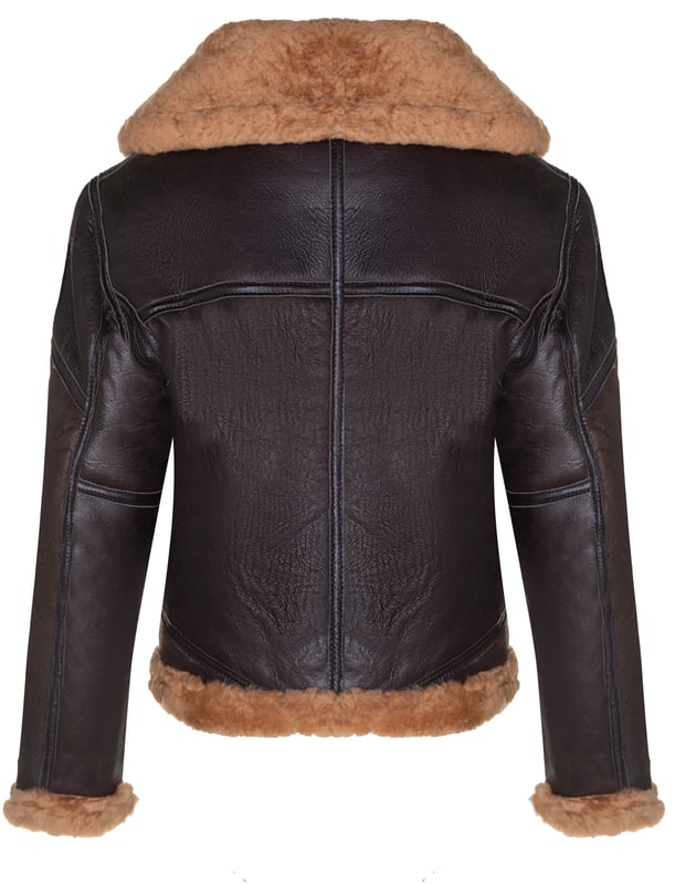 Erleben Sie die zeitlose Eleganz und robuste Funktionalität unserer RAF-Fliegerjacke aus Schaffell für Damen. Diese aus echtem doppelseitigem Schaffell gefertigte Jacke bietet hervorragende Wärme und Haltbarkeit. Die plüschige 15-mm-Wolllänge sorgt für außergewöhnliche Isolierung bei kaltem Wetter. Mit ihrem authentischen Stil aus dem Zweiten Weltkrieg ist diese Jacke eine Hommage an die ikonischen Fliegerjacken der Vergangenheit. Die beiden schrägen Handwärmertaschen sorgen sowohl für Funktionalität als auch für einen Hauch von Vintage-Charme. Der robuste Reißverschluss sorgt für einen sicheren Verschluss und erhöht die Haltbarkeit der Jacke. Komplett mit Unterarmzwickeln und Messingösen sorgt diese Jacke für bequeme Bewegung und verbessert die Atmungsaktivität. • Hergestellt aus echtem, doppelseitigem Schaffell für erstklassige Qualität und Wärme. • Plüschige 15-mm-Wolllänge sorgt für hervorragende Isolierung bei kaltem Wetter. • Zwei schräge Handwärmertaschen für zusätzliche Funktionalität und Vintage-Appeal. • Robuster Reißverschluss für sicheren Verschluss und Haltbarkeit mit Unterarmzwickeln und Messingösen für mehr Komfort und Atmungsaktivität.