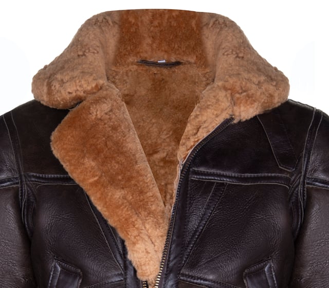 Erleben Sie die zeitlose Eleganz und robuste Funktionalität unserer RAF-Fliegerjacke aus Schaffell für Damen. Diese aus echtem doppelseitigem Schaffell gefertigte Jacke bietet hervorragende Wärme und Haltbarkeit. Die plüschige 15-mm-Wolllänge sorgt für außergewöhnliche Isolierung bei kaltem Wetter. Mit ihrem authentischen Stil aus dem Zweiten Weltkrieg ist diese Jacke eine Hommage an die ikonischen Fliegerjacken der Vergangenheit. Die beiden schrägen Handwärmertaschen sorgen sowohl für Funktionalität als auch für einen Hauch von Vintage-Charme. Der robuste Reißverschluss sorgt für einen sicheren Verschluss und erhöht die Haltbarkeit der Jacke. Komplett mit Unterarmzwickeln und Messingösen sorgt diese Jacke für bequeme Bewegung und verbessert die Atmungsaktivität. • Hergestellt aus echtem, doppelseitigem Schaffell für erstklassige Qualität und Wärme. • Plüschige 15-mm-Wolllänge sorgt für hervorragende Isolierung bei kaltem Wetter. • Zwei schräge Handwärmertaschen für zusätzliche Funktionalität und Vintage-Appeal. • Robuster Reißverschluss für sicheren Verschluss und Haltbarkeit mit Unterarmzwickeln und Messingösen für mehr Komfort und Atmungsaktivität.