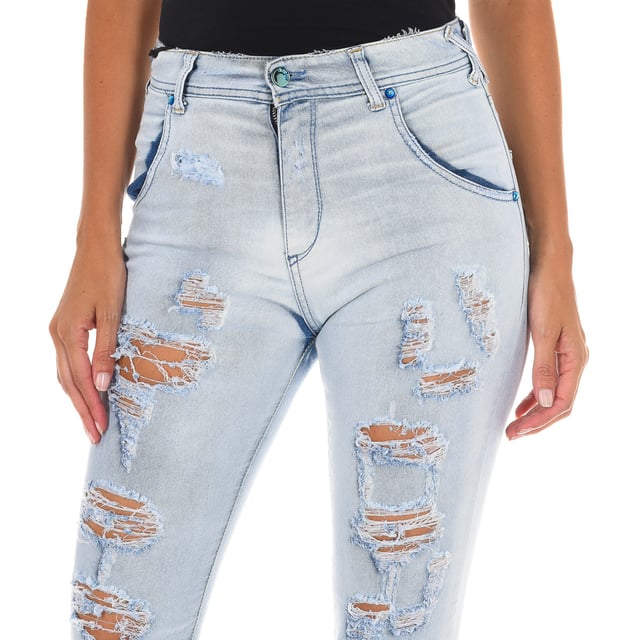 Pantalón tejano largo.
Color Azul denim
Cintura con trabillas para el cinturón.
Cierre de botón  y cremallera. en el frontal.  
Dos bolsillos en los laterales.
Dos bolsillos abiertos en la parte trasera con el logo de la marca en metálico.
Bajos con corte estrecho. 
Efecto gastado y roto.
Tejido elástico.
Costuras vistas a tono.
 
Composición:  98% Algodón, 2% Elastano

- Lavar máximo a 40ºC.
- Planchar a media temperatura. máx. 110ºC.
- Permite usar secadora.
- No usar lejía.
- No admite el  lavado en seco.