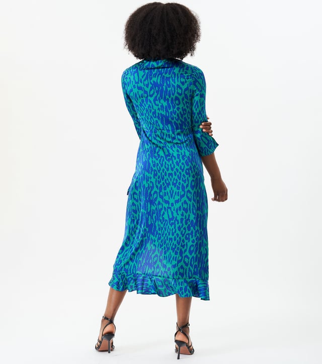 "Da rienda suelta a tu lado salvaje con nuestro vestido cruzado con volantes y estampado animal verde. Este vestido llamativo presenta un estampado animal llamativo y detalles de volantes favorecedores que elevarán tu juego de moda. El estilo cruzado favorece tu figura, lo que lo convierte en una prenda versátil y elegante. elección para cualquier ocasión.