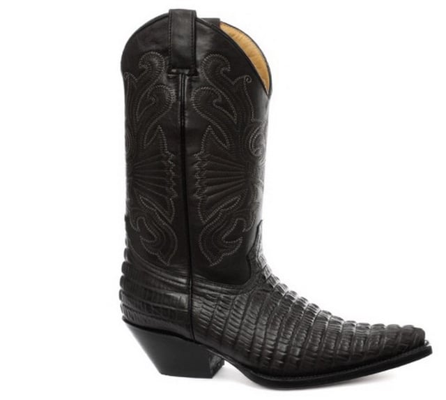 La bota Carolina de Grinders es una bota vaquera de cuero resistente y de calidad. Este estilo presenta una parte superior de cuero resistente a la abrasión engrasado en negro con un patrón detallado en contraste de color cosido en la caña y un diseño de cola de cocodrilo grabado en el empeine. Esta bota tiene un estilo western icónico con detalles como una punta puntiaguda y un tacón cubano de 2 pulgadas y se vuelve cómoda gracias a un forro y una plantilla de cuero completos. La suela de cuero genuino de marca proporciona una mayor durabilidad y las dos presillas laterales para poner hacen que las botas sean más fáciles de poner, todo lo cual se suma a la comodidad y practicidad de esta elegante bota Carolina de lujo. • Suela Goodyear Welted • Parte superior de cuero • Lujoso forro interior de cuero • Tacones de cuero apilados de 2” • Suelas de cuero • Fabricado en México